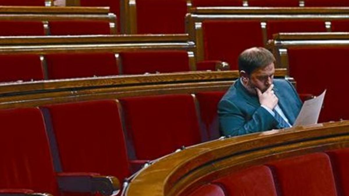 Oriol Junqueras repasa sus notas en el Parlament el pasado 20 de diciembre, en el pleno de investidura.