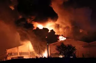 Un aparatós incendi calcina dues naus d'una cooperativa agrària a Lleida