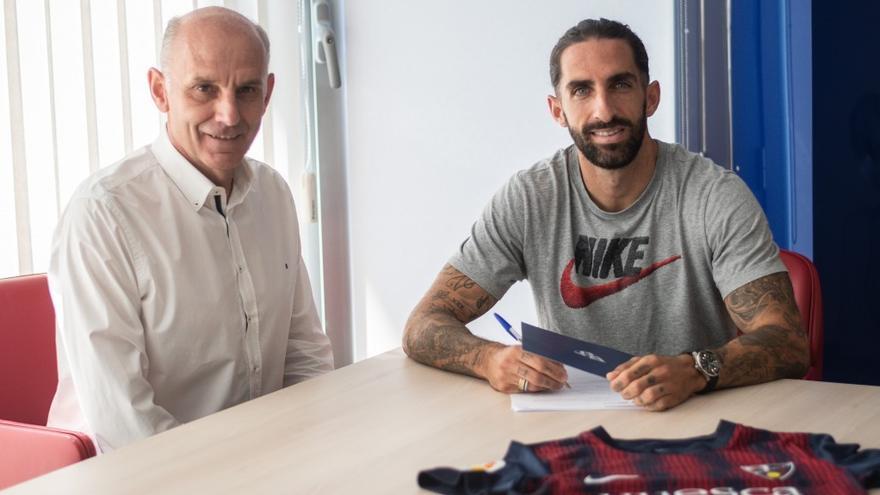 Marc Mateu y Martín González, durante la firma del nuevo contrato del jugador