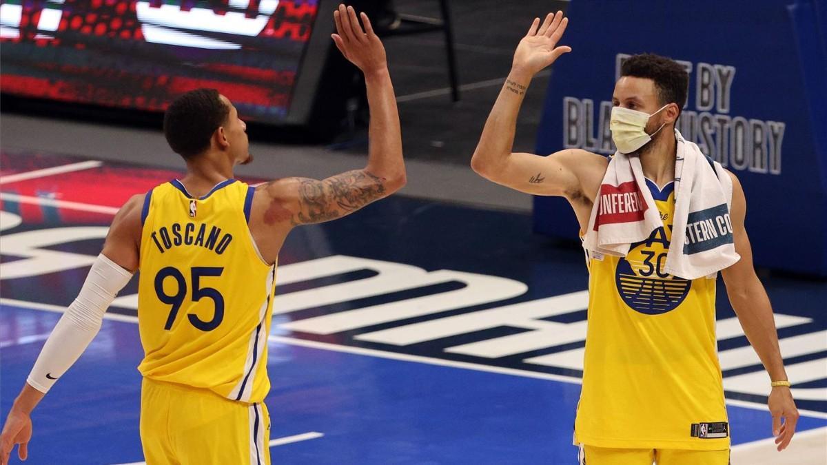 Stephen Curry se felicita con Toscano en un partido de los Warriors