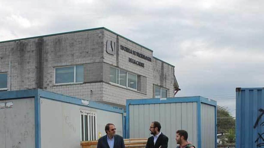 Por la izquierda, César García, Juan Díaz y Pelayo Suárez, ayer, durante su visita a las obras.