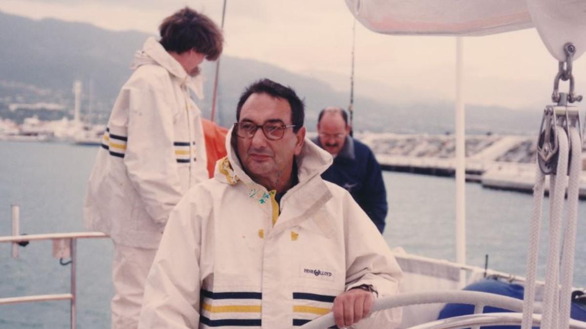 Xavier Bisbe navegant l'any 1997, quan exercia de capità de iot.