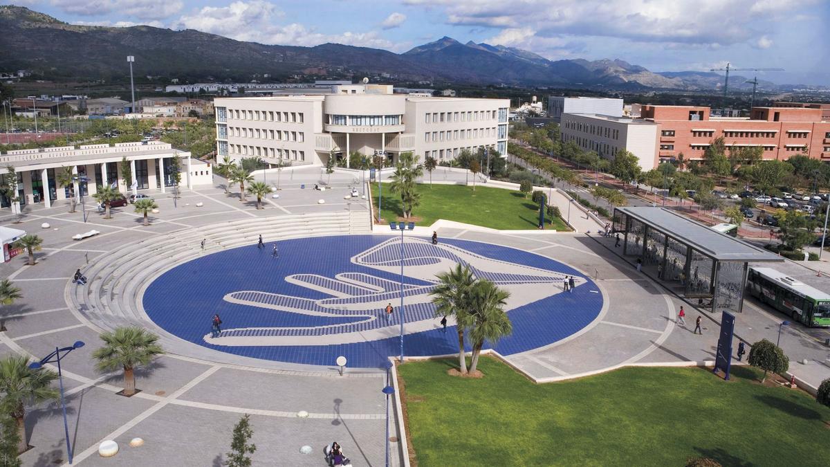 El ágora de la UJI es el centro de la vida universitaria, un anfiteatro al aire libre que sirve de escenario para espectáculos y actos culturales durante todo el año.