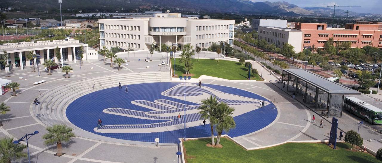 El ágora de la UJI es el centro de la vida universitaria.