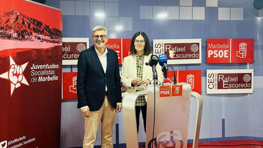 Josele Aguilar e Isabel Pérez, ayer,en la sede local del PSOE.