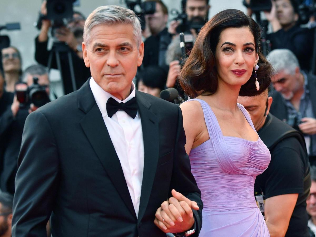 George Clooney con su esposa  Amal Alamuddin Clooney en 2017, en Venecia.