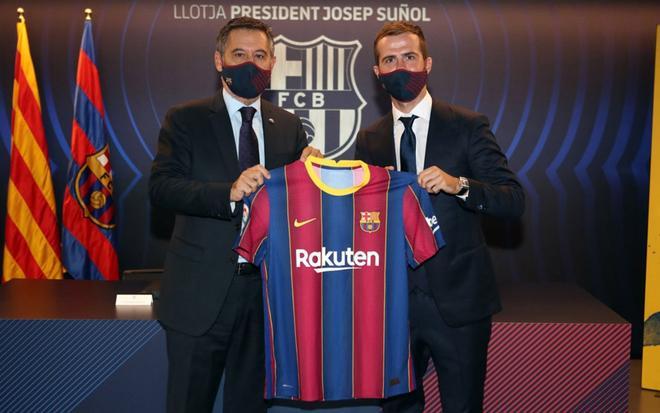 Presentación oficial de Miralem Pjanic como jugador del FC Barcelona en el Camp Nou.