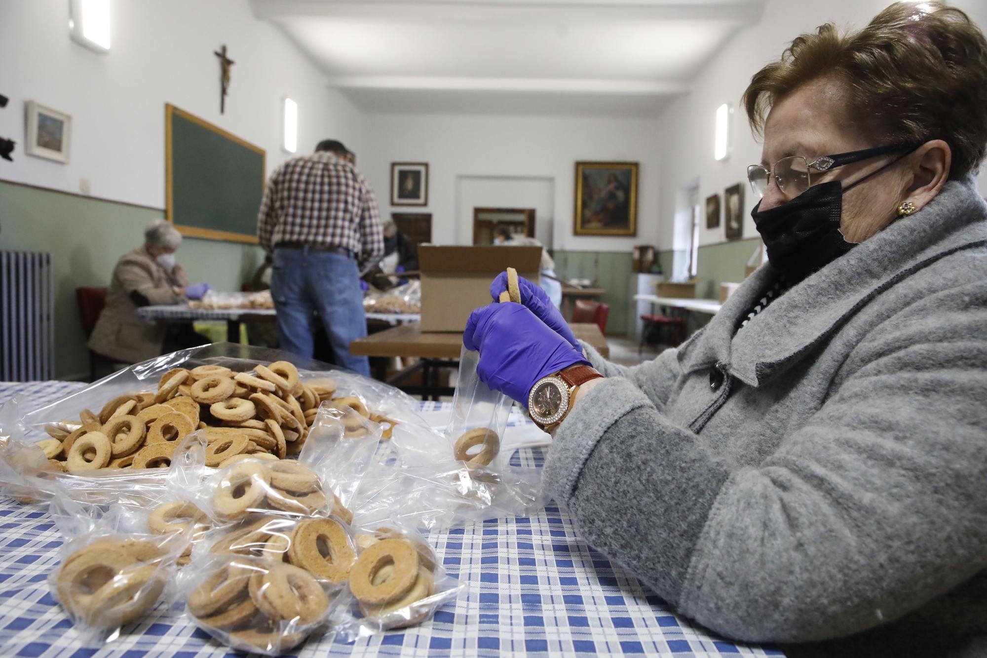 El empaquetado y bendición de las rosquillas para San Blas en Jove, en imágenes