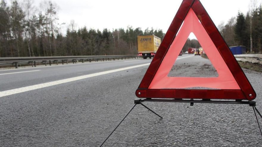 Identificado por los restos del coche el conductor que atropelló a dos operarios en la AP-53 en Vedra