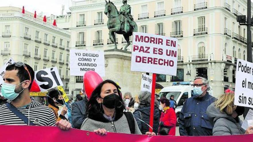 Concentració a Madrid a favor de la llei de l'eutanàsia aprovada ahir al Congrés