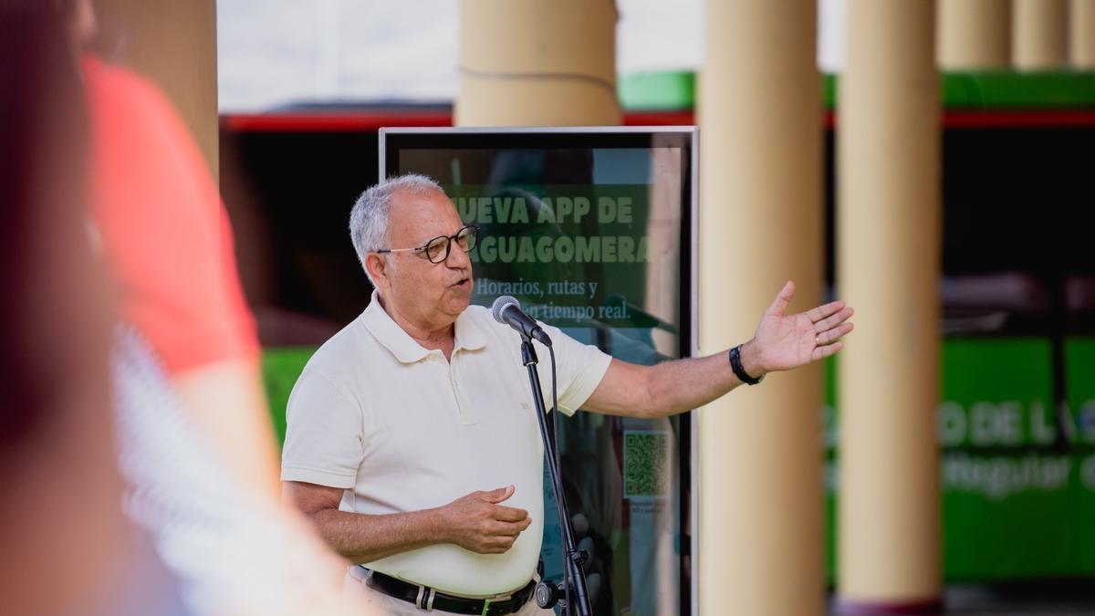 Casimiro Curbelo, presidente del Cabildo de La Gomera, durante la presentación de la app del transporte en guagua de la isla.