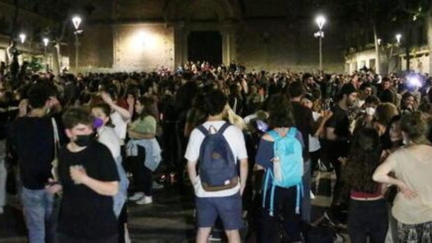 Pla obert de centenars de joves celebrant el final del toc de queda a la plaça de la Virreina de Gràcia