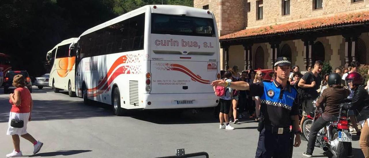 La Policía desvía el tráfico tras llenarse el aparcamiento de Covadonga un día de este verano.