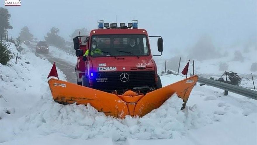 Equipos quitanieves reinician los trabajos en el interior norte de Castelló