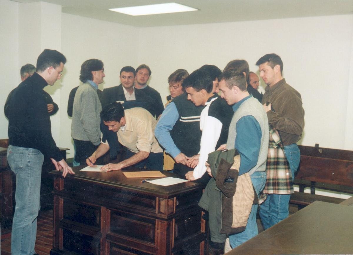 fútbol. Febrero de 1999. jugadores y técnicos del Sóller en los juzgados