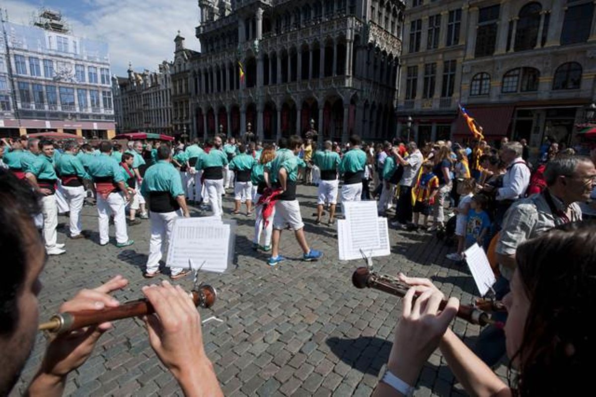 Els Castellers de Vilafranca aplegats a la Grand-Place de Brussel·les.