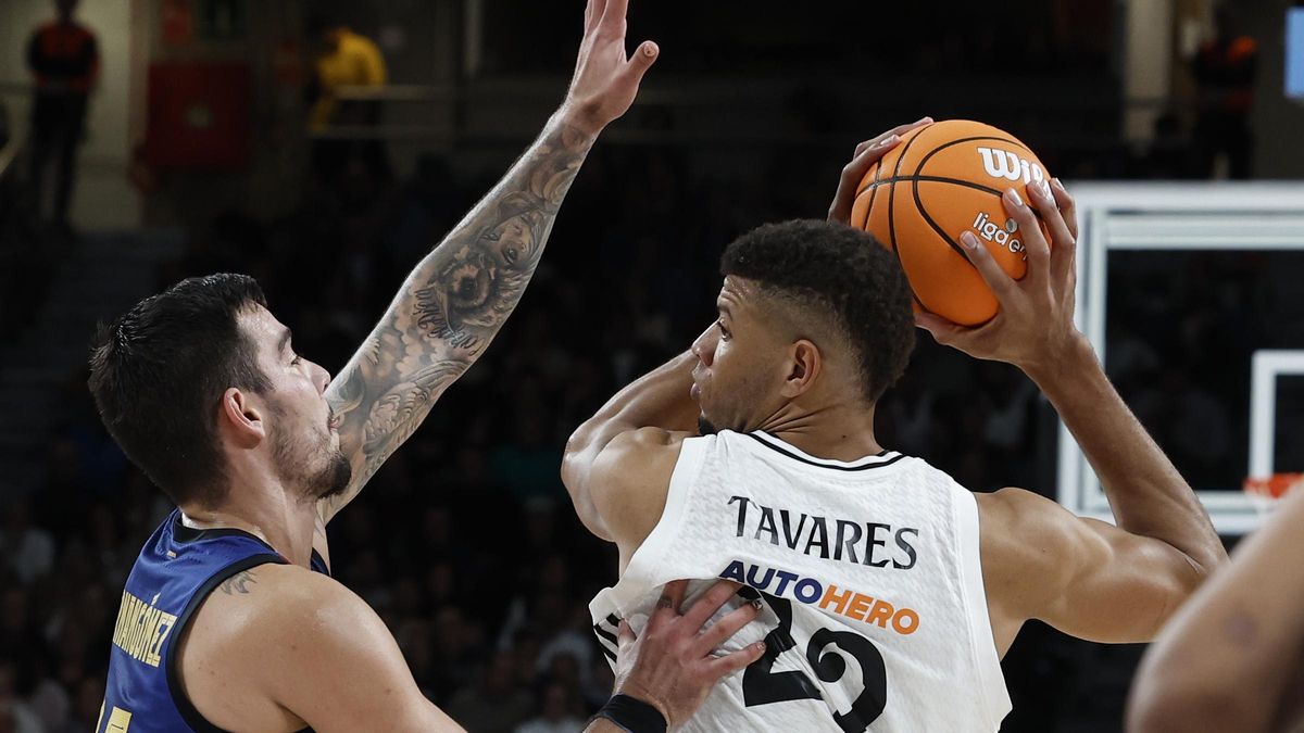 Walter Tavares, del Real Madrid, ante Willy Hernangómez, del Barça, en el clásico de Navidad.