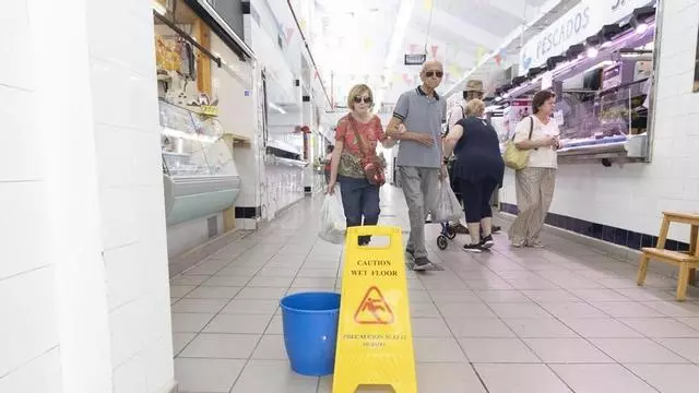 Los desperfectos en el mercado de Carolinas de Alicante persisten más de tres años después de la reforma del edificio