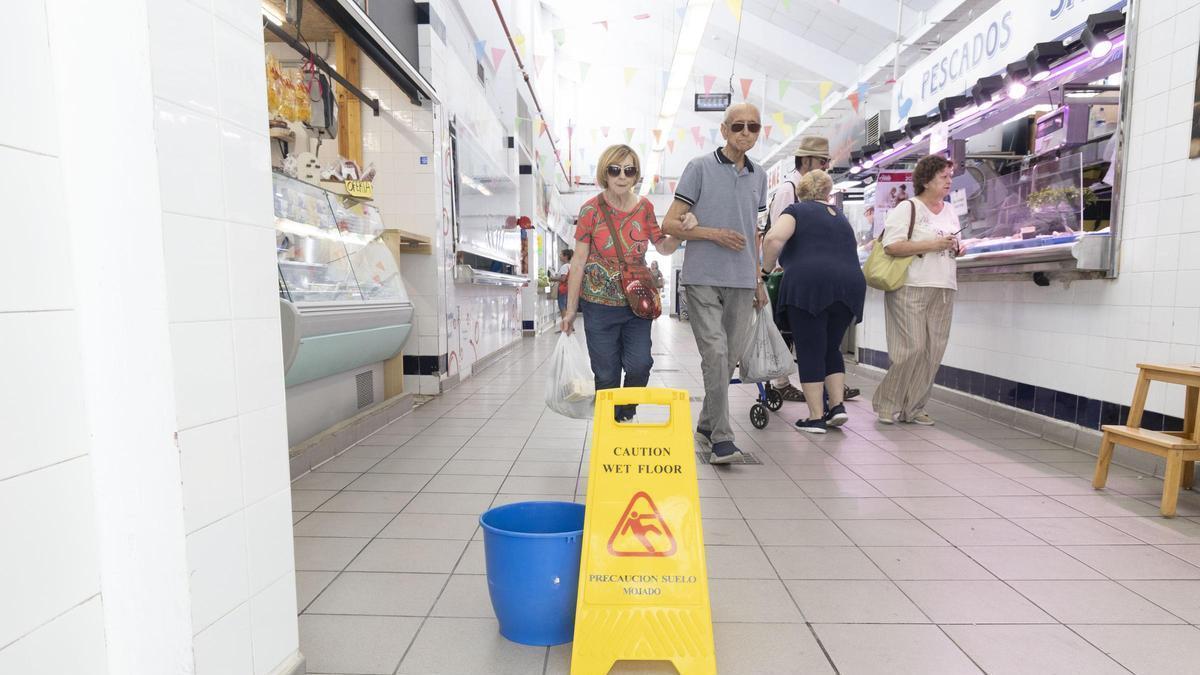 Acceso al mercado de Carolinas, con desperfectos en la entrada que provocan caída de agua.