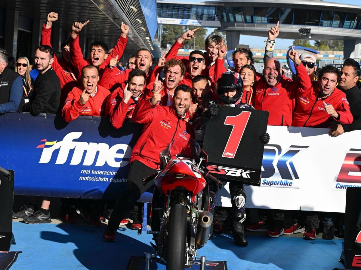 El porriñés posa junto a los miembros del Laglisse. | FDV