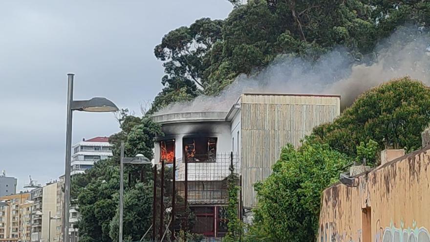 El balneario de la playa Compostela ardiendo