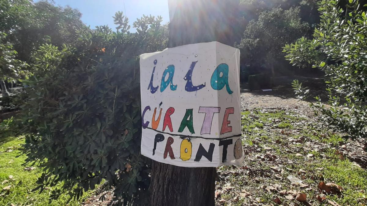 &quot;Iaia, cúrate pronto&quot;, el tierno mensaje que ha aparecido frente a las ventanas del Clínico