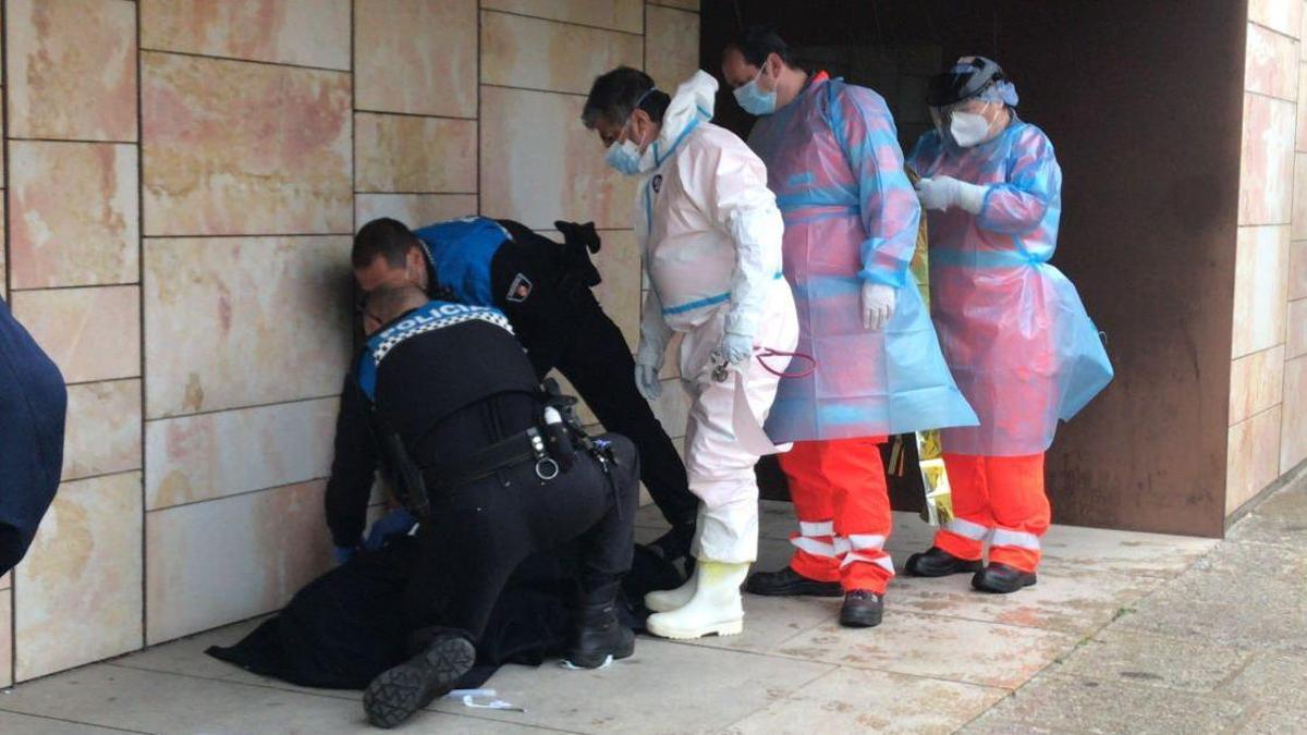 Policías y sanitarios intentan reanimar  a un hombre desvanecido en la plaza de Viriato