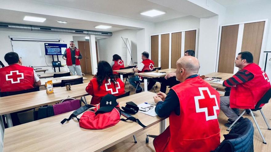 La asamblea de Cruz Roja en Langreo forma a voluntarios para crear un equipo de atención de emergencias