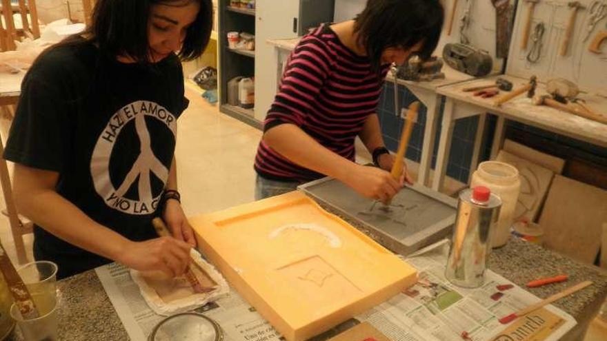 Dos alumnas de la Escuela de Arte realizan un proyecto.