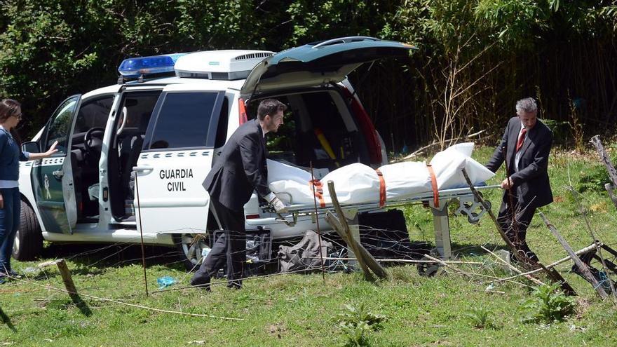 Traslado del cadáver de Agustín Chayán tras ser localizado muerto en su casa de Amil.