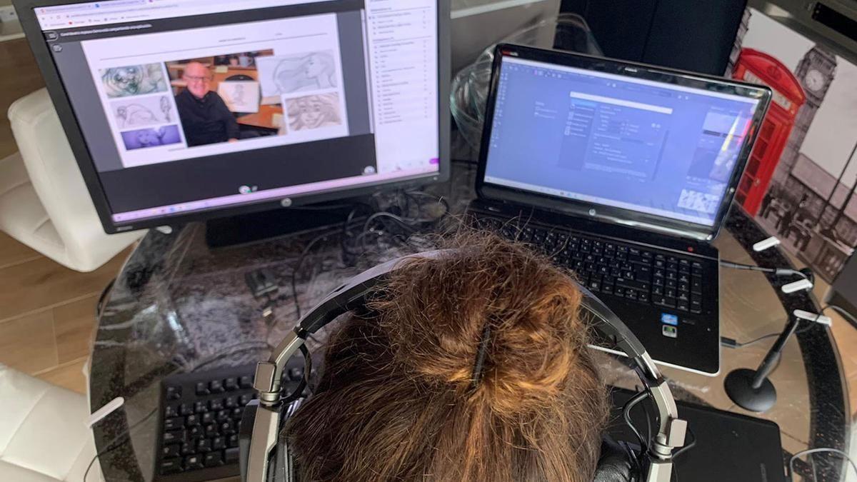 Una joven trabajando con su ordenador.