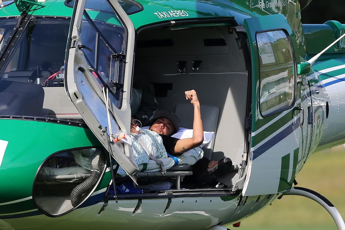 Neymar, en un helicóptero medicalizado, durante el Mundial de Brasil de 2014.