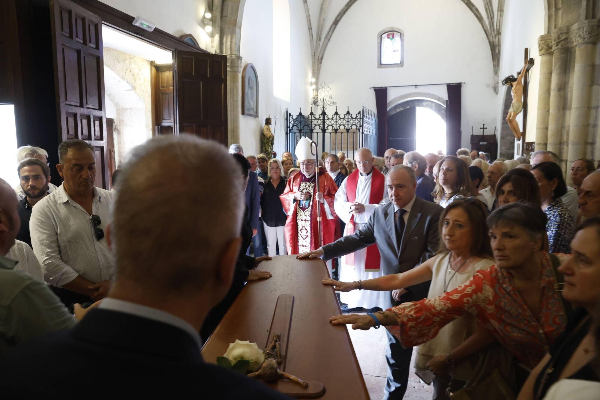 Las imágenes del funeral de Antonio Trevín en la basílica de Llanes.