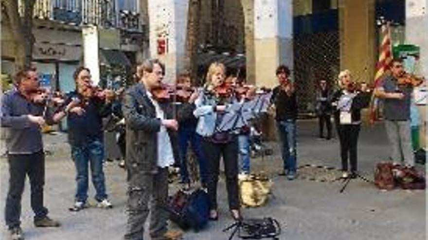 Músics de l&#039;orquestra en el concert de protesta a la Rambla de Girona.