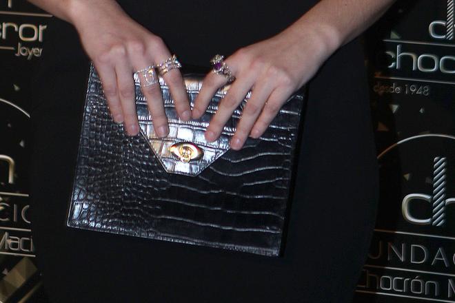 Detalle del bolso y las joyas de Blanca Suárez