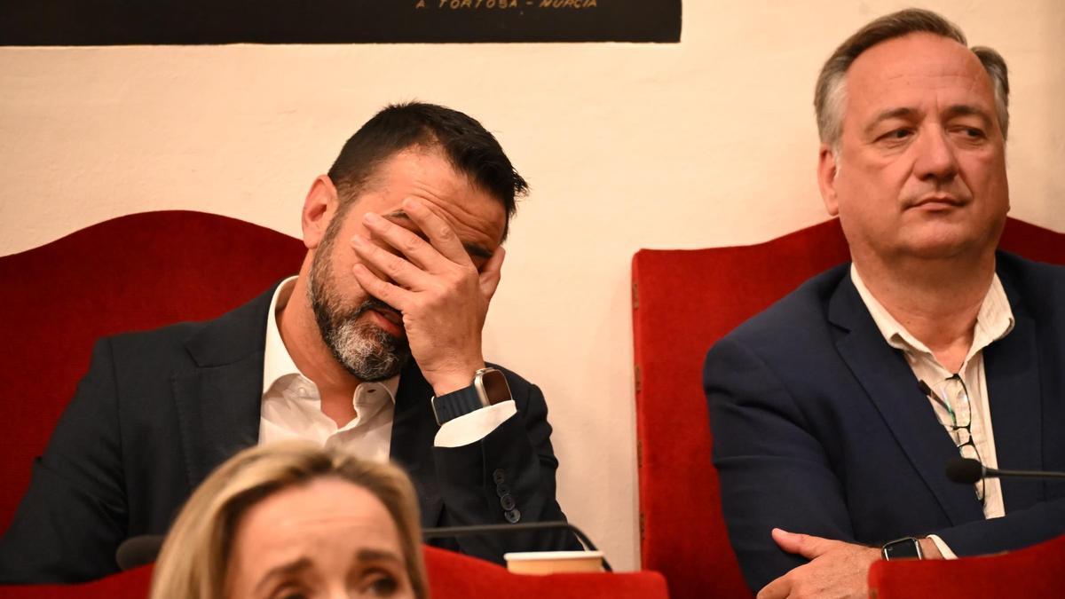 Samuel Ruiz (i), en el pleno de este miércoles en Elche