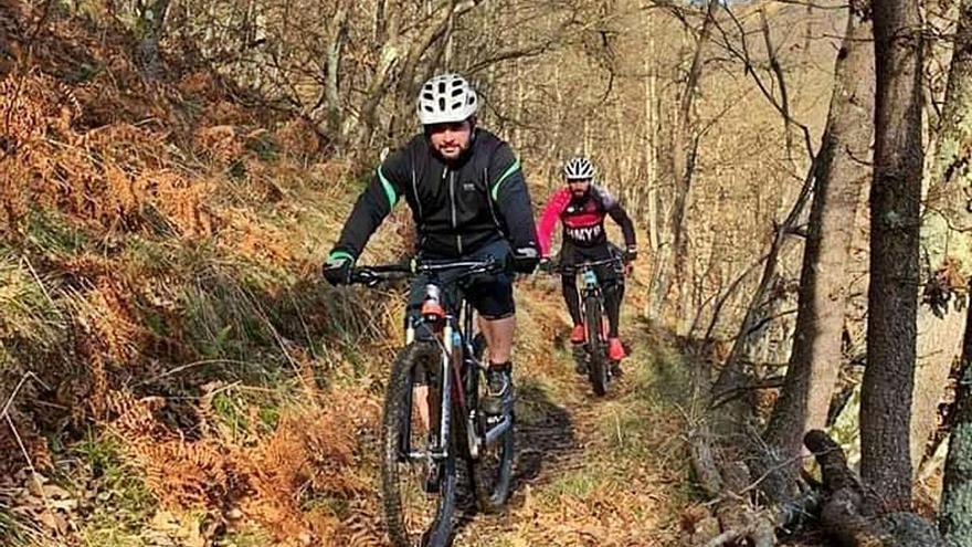 Dos ciclistas por uno de los Senderos del Carbón del monte Carrio.