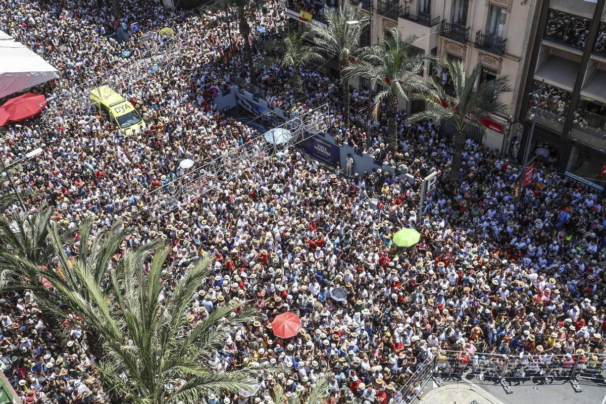 Alfonso el Sabio, llena de gente durante la mascletà del 24 de junio, este año.