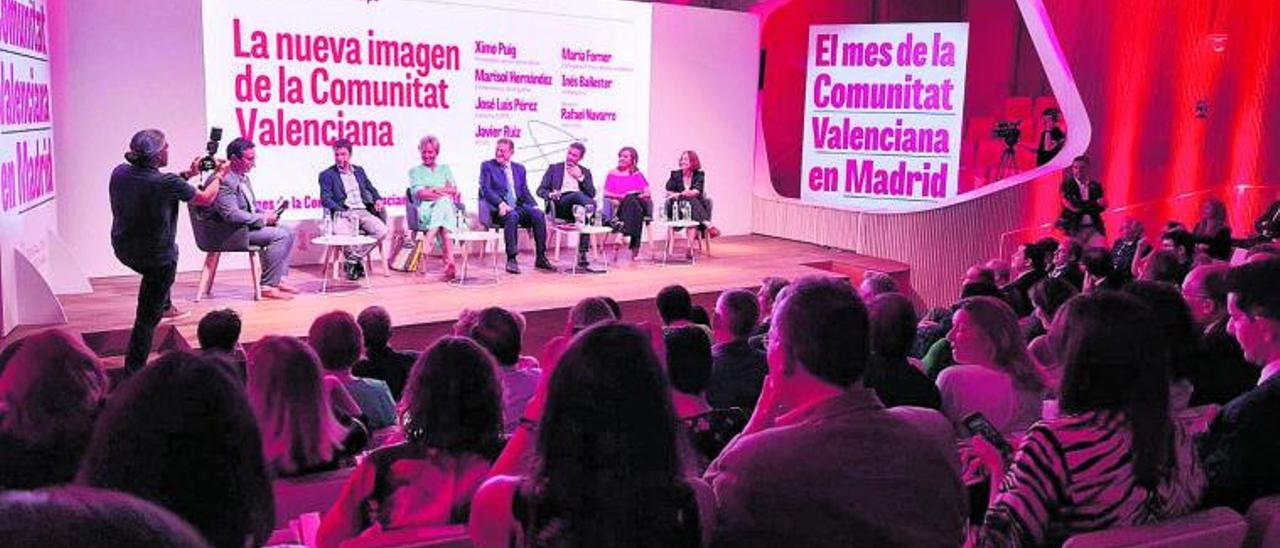 Puig, en el centro, durante un encuentro con periodistas ayer en Madrid.