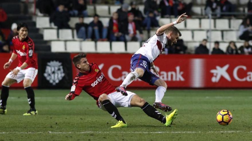 El Huesca se blinda para empatar sin goles contra el Nástic