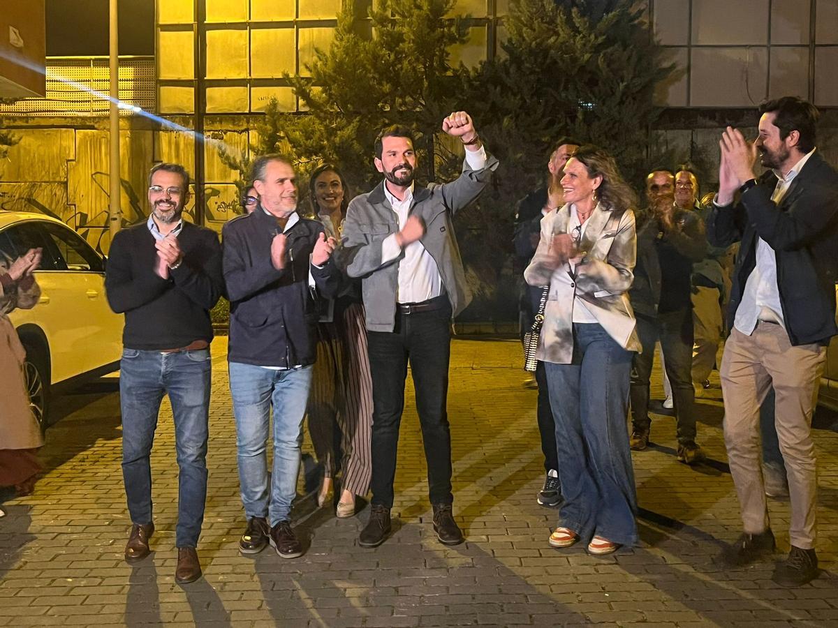 El nuevo secretario general del PSOE de Extremadura, Álvaro Sánchez Cotrina, a su llegada a la sede regional de los socialistas.