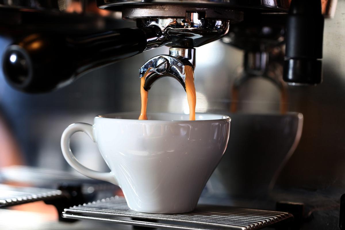 Elaboración de café en una cafetería.