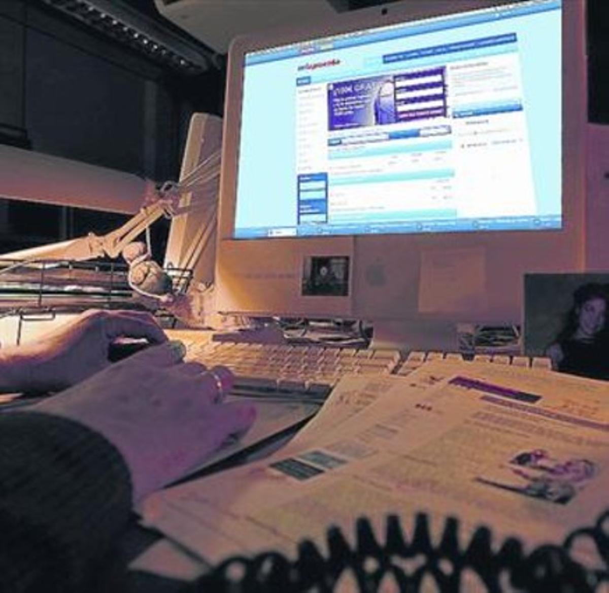 Una usuària navega per una pàgina web. Una usuària navega per una pàgina web.
