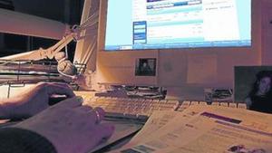 Una usuària navega per una pàgina web.