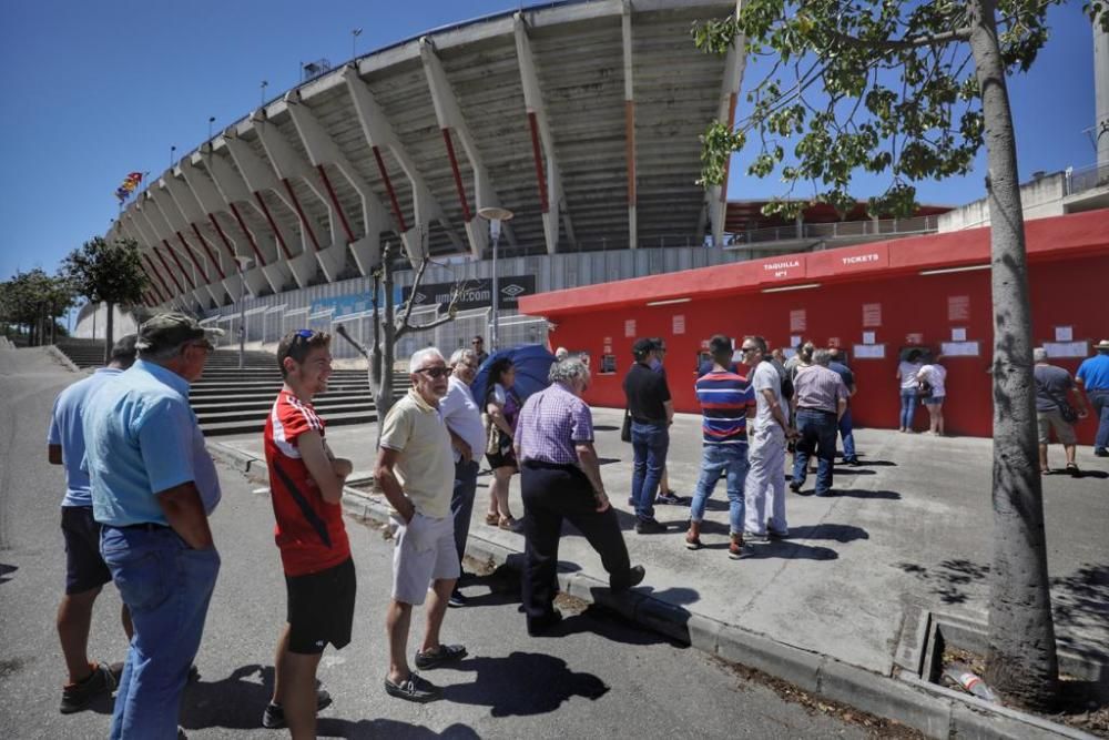 Colas en Son Moix para conseguir entradas para el Mallorca - Deportivo