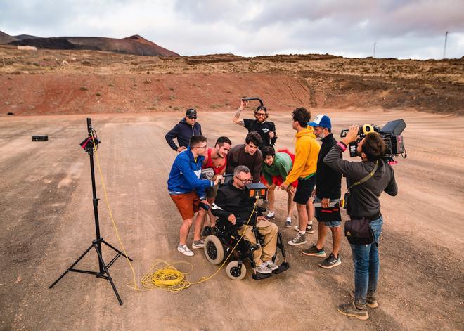 Rodaje en Lanzarote de 'Antes de la erupción', el último corto de Roberto Pérez Toledo (en la imagen, en silla de ruedas)