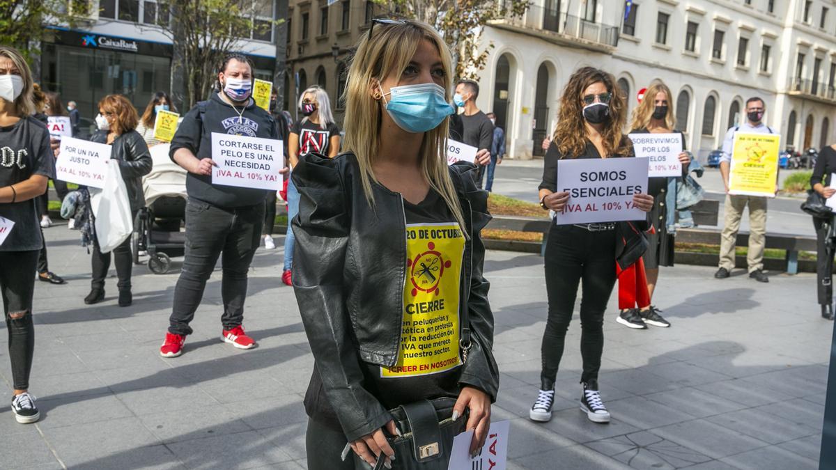 Un grupo de participantes en la concentración de las peluquerías en Alicante.