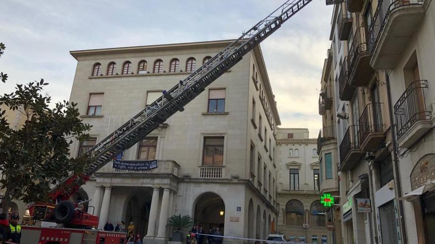 Els vidres queien del número 15 de la plaça de l&#039;Ajuntament.