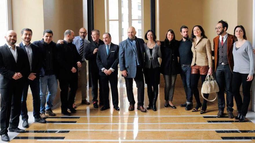 Cantantes, directores y patrocinadores, ayer, en el Campoamor, inmediatamente antes de la rueda de prensa. De izquierda a derecha, Manel Esteve, Carlos Daza, Pancho Corujo, Damiano Salerno, Marzio Conti, Emilio Sagi, Pablo Junceda, Giorgi Berrugi, Erika Grimaldi, Carmen Romeu, Andrea Mastroni, Sandra Pastrana, David Cervera y Vanessa Navarro.