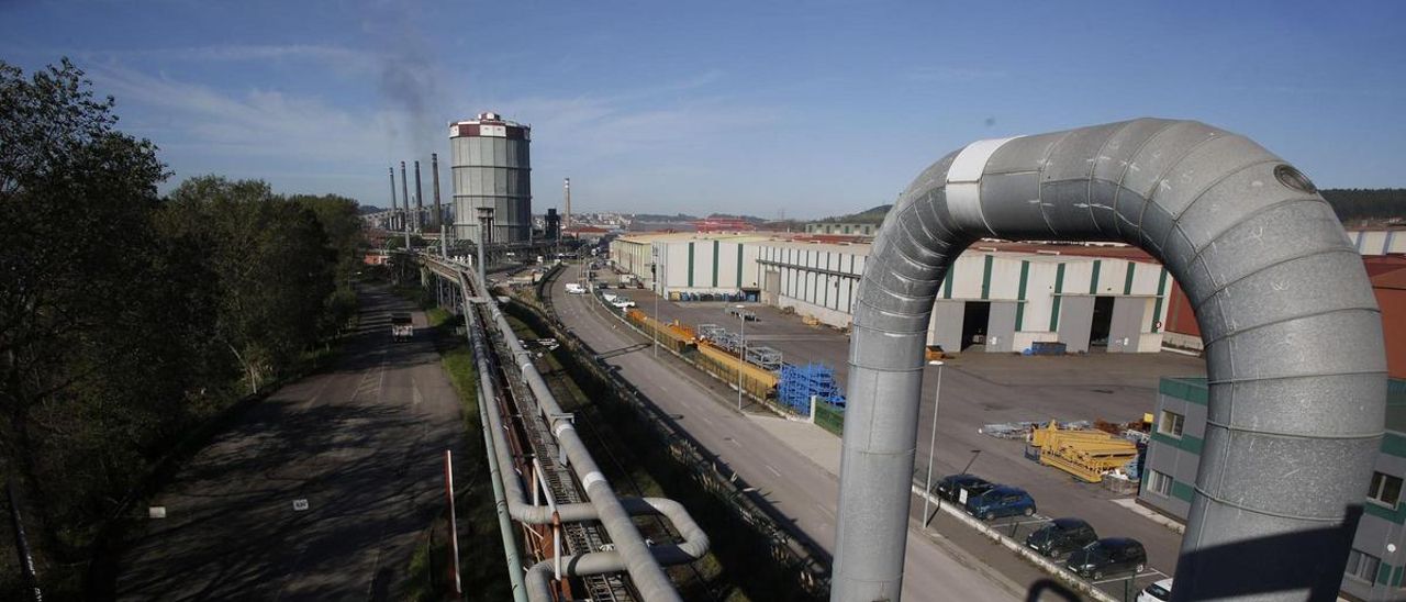 Vista de uno de los gasómetros antes del derribo de las chimeneas de Baterías.